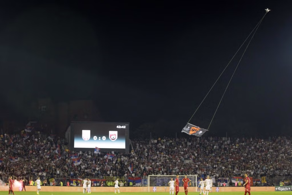 Un objeto volador no identificado apareció durante el partido entre Serbia y Albania.
